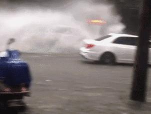 雨天开车溅人一身水可以举报吗,雨天开车溅人一身水违法