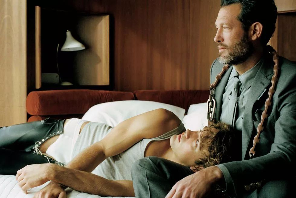 这组时尚大片好精彩，两位男模演绎凄美爱情故事！