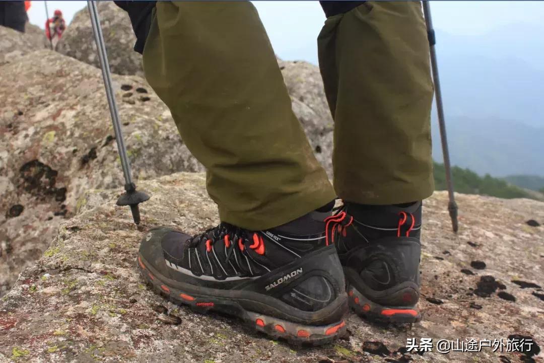 新手徒步穿徒步鞋还是溯溪鞋,户外徒步20公里穿什么鞋