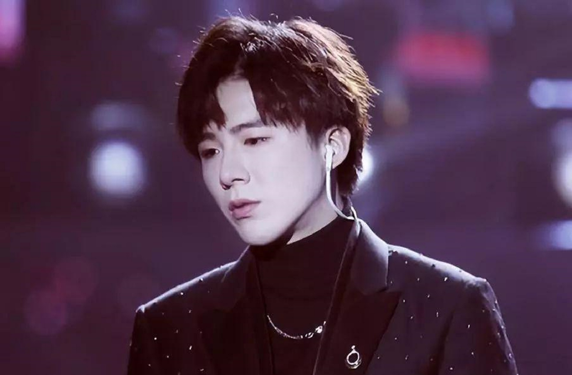 刘宇宁采摘珍稀植物图片,网红刘宇宁采摘