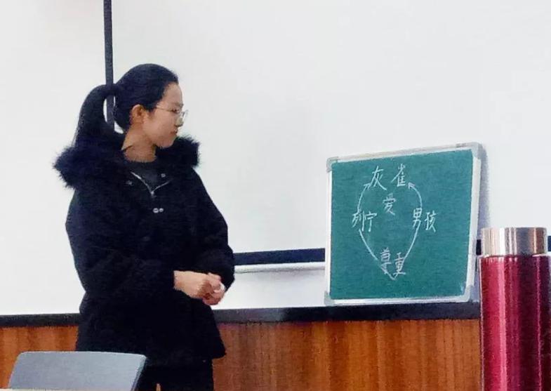 写辞职信“世界那么大，我想去看看”的老师回来了，成脱口秀主播