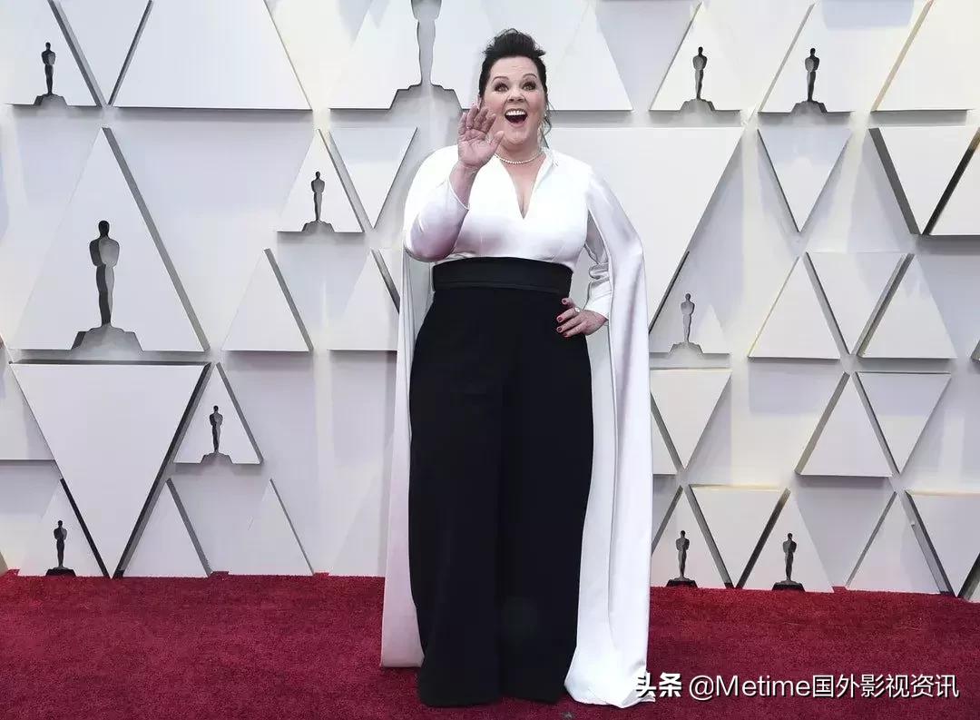 非裔同志男星以一袭打破性别刻板印象的「西装长裙」成为媒体焦点