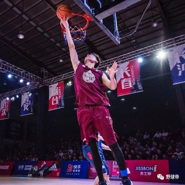 厉害！高中开始练篮球的他，拿下五站路人王冠军！