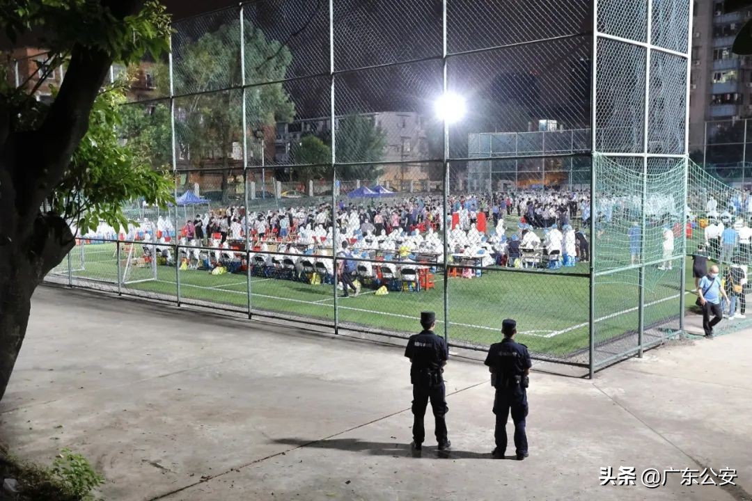 抗疫一线工作者冒着大雪坚守一线,致敬高温下的抗疫战