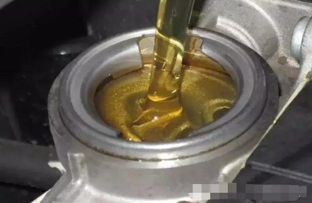 十几年的发动机用什么机油合适,轿车发动机换什么牌子的机油