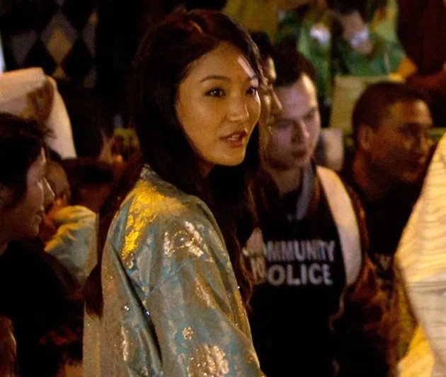 佩玛王后一颗“眉心痘”，不再面无表情冷冰冰，慈眉善目多了温柔