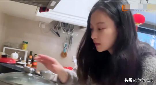 何炅看不懂生产日期,再次闹出笑话,无法摆脱被黄磊投喂的命运