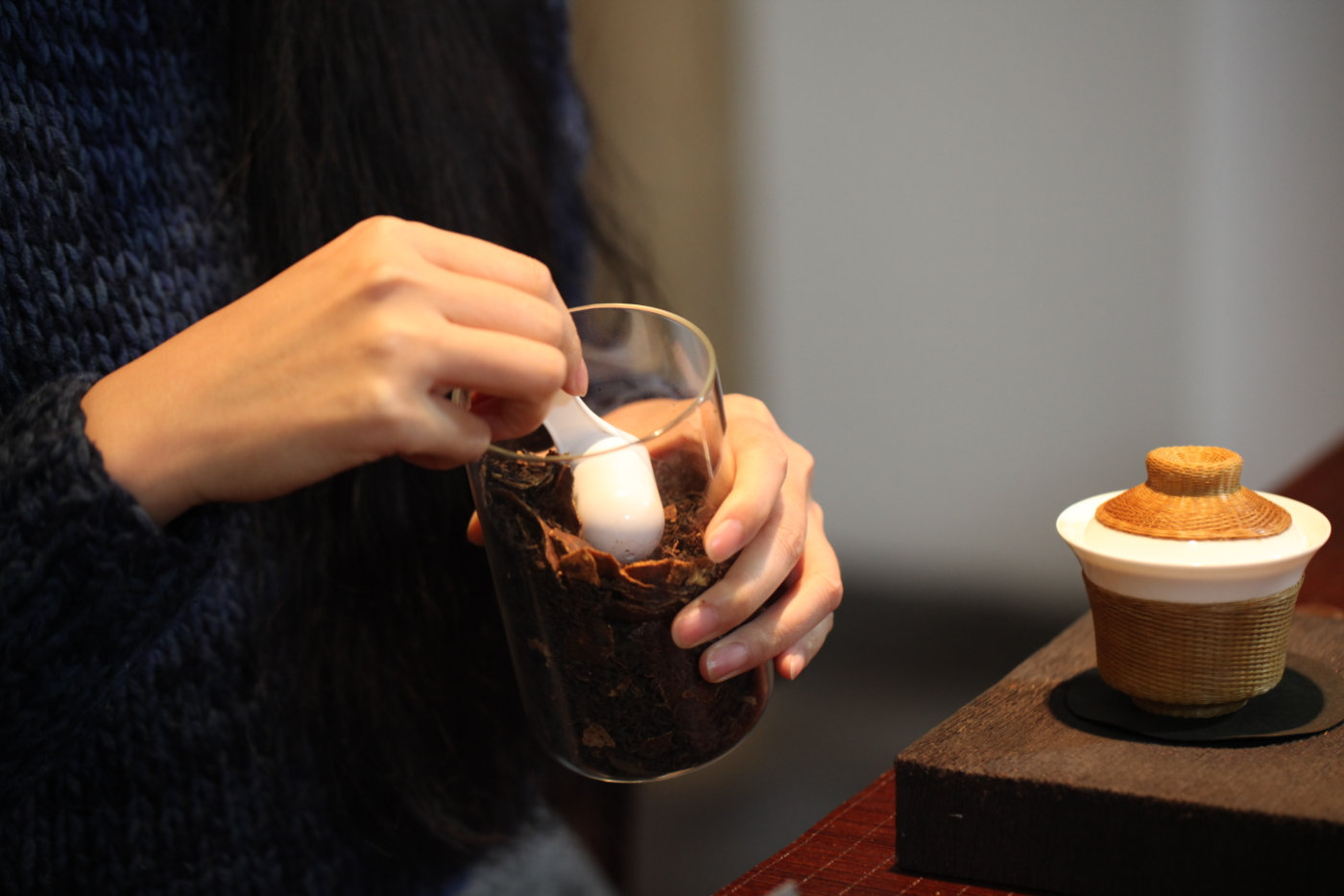 去别人家做客连水都不给倒,去别人家做客有长辈尴尬怎么办