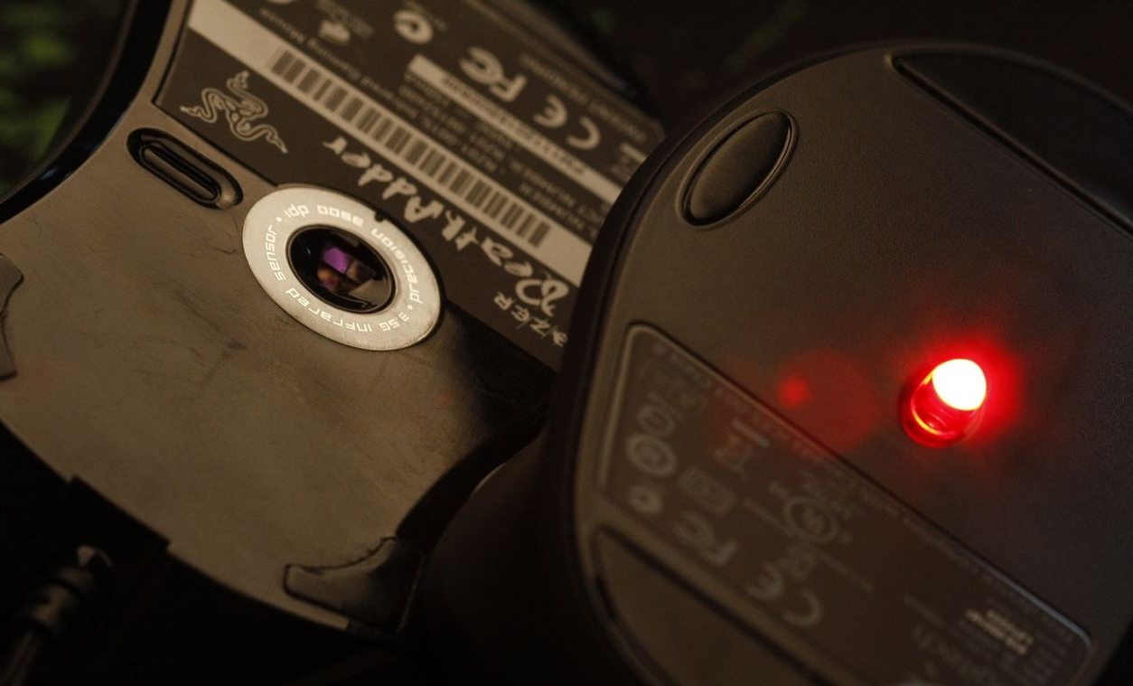 鼠标底部灯亮怎么回事,鼠标光电二极管不亮是怎么回事