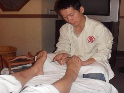 修脚师鲁可水:从业30年,用万人脚皮作画,富豪出20万被拒