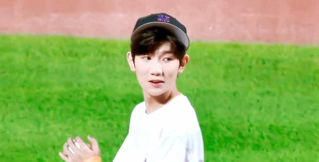 王源羽毛球馆,王源贾乃亮打羽毛球