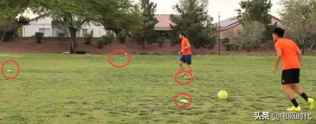 拿球怎么转身,踢球转身慢怎么训练