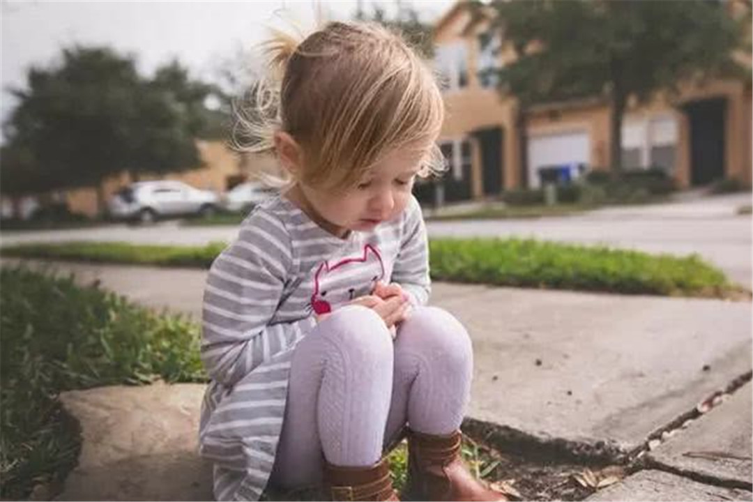 孩子说两句就哭有一颗玻璃心,小孩说一句就哭怎么纠正心理脆弱