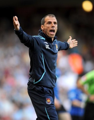 意大利足球佐拉照片,意大利皮耶纳佐拉