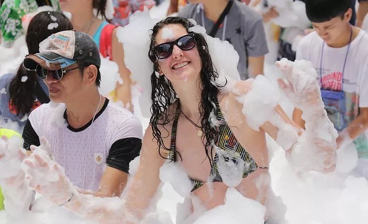 泰国泼水节嗨翻全场,泰国泼水节嗨森完整版