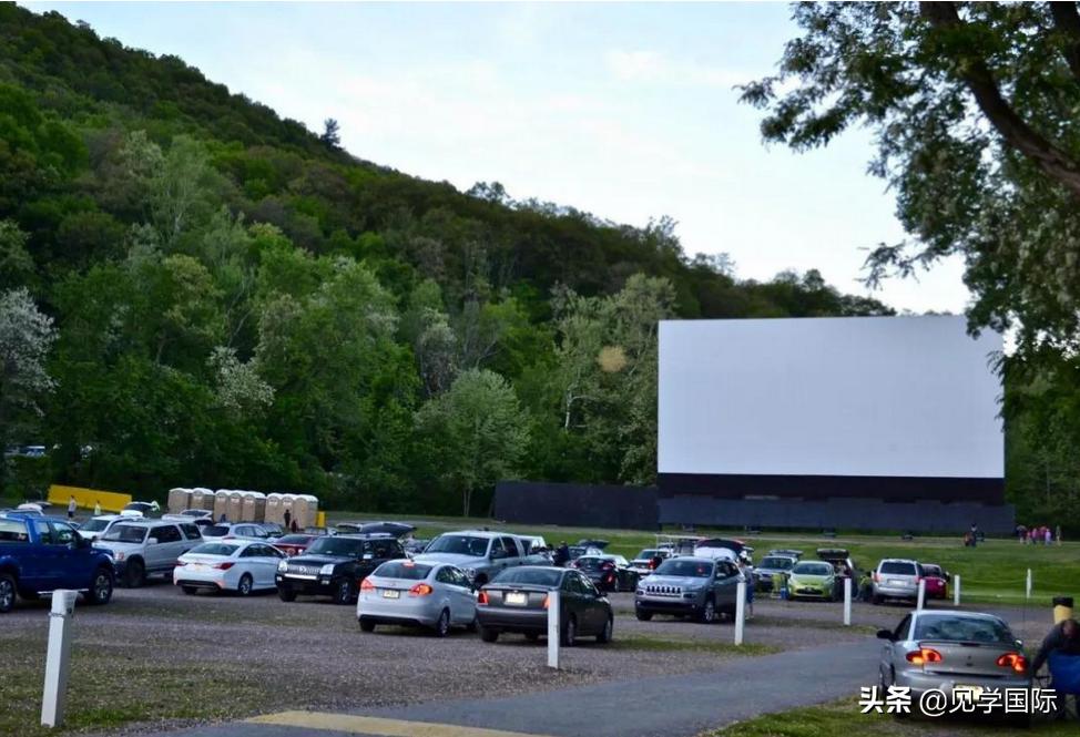 2019年美国高中毕业典礼,詹姆斯主持高中毕业典礼