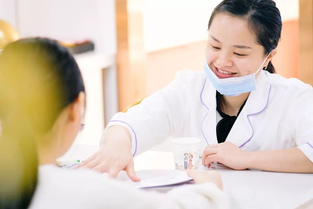 贵妇深层毛孔清洁,皮肤管理护肤中心深层清洁毛孔