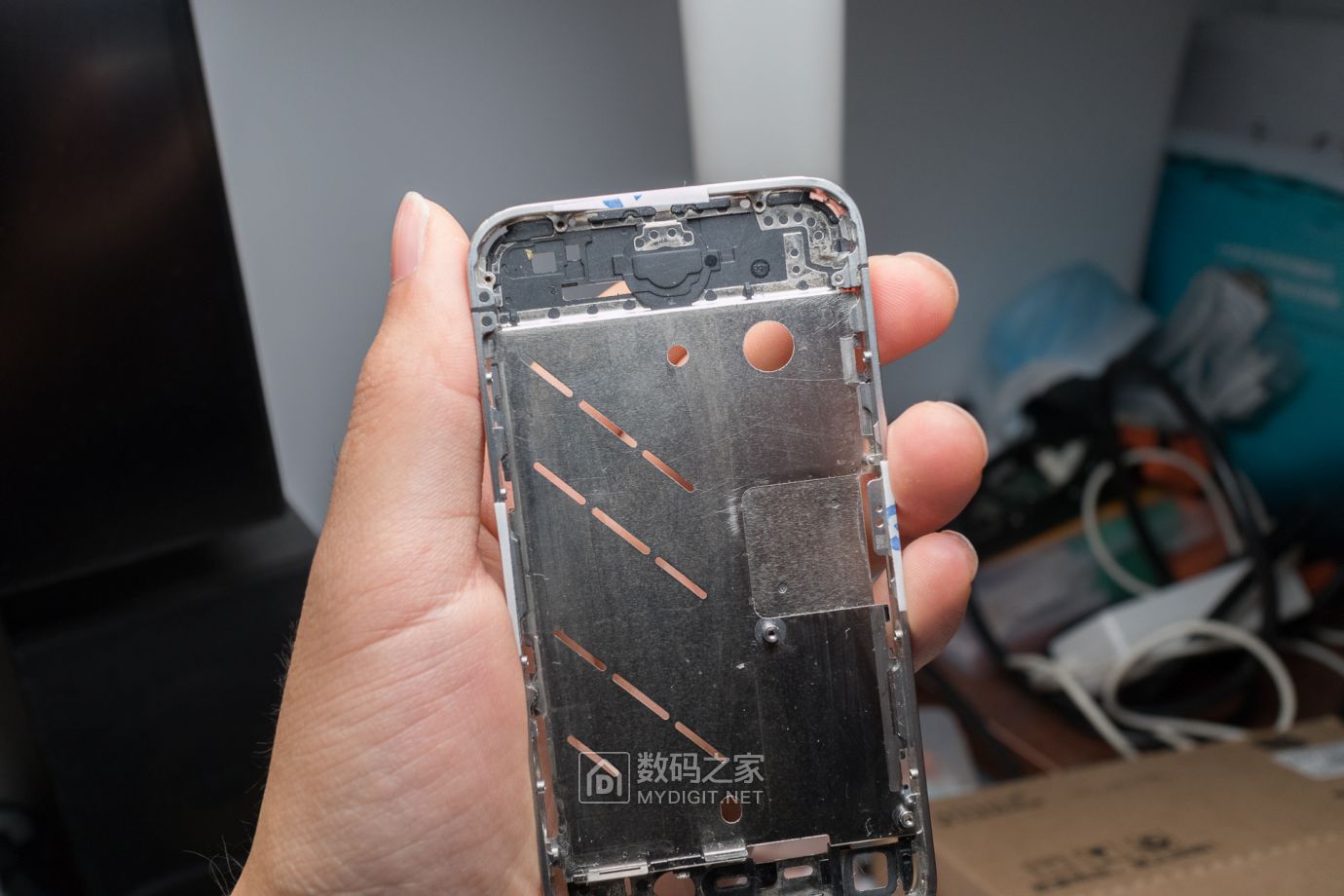 把未拆封的iphone4做成标本,iphone4被做成标本