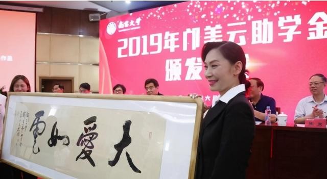 邝美云和周大福的关系,邝美云是如何成为亿万富婆的