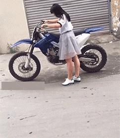 这只鹦鹉一直以为他是一只猴，所以每天都在重复做这个动作