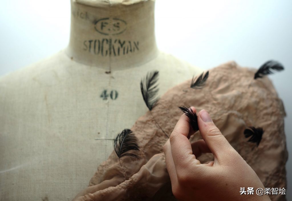 使用原位聚合增强染色过程，赋予纺织品电子特性