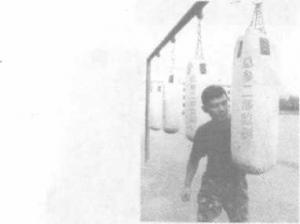 警用防暴棍和匕首警拳,警用防暴橡胶棍杀伤力