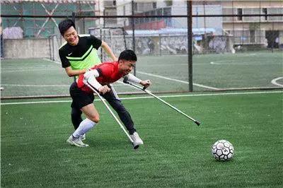 独腿踢球的神奇小子,励志独腿小伙踢足球用坏46副拐杖