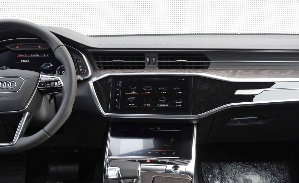 奔驰S换装特斯拉式中控大屏，车主说：更想要外国表！大屏太廉价