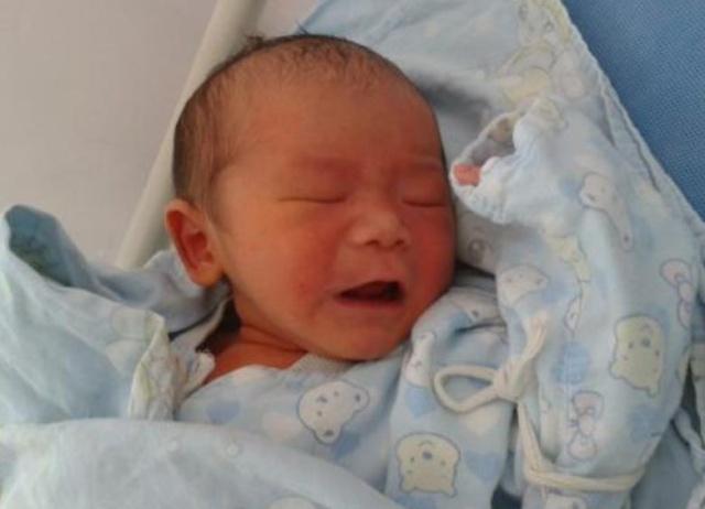 宝宝头发稀少原因及解决方法,头发有的地方浓密有的地方稀疏