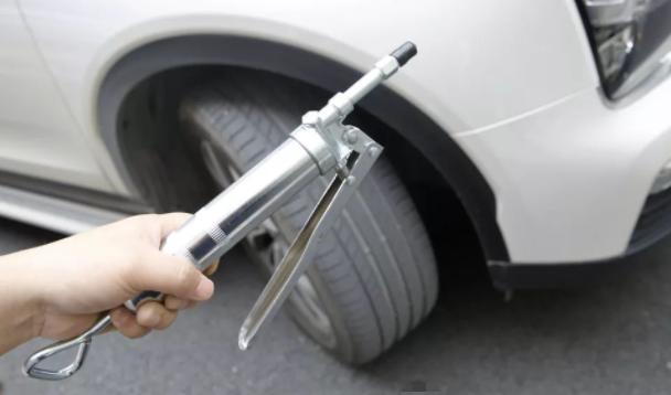 车轮胎侧面的小洞漏气了怎么办,汽车后轮胎有点漏气