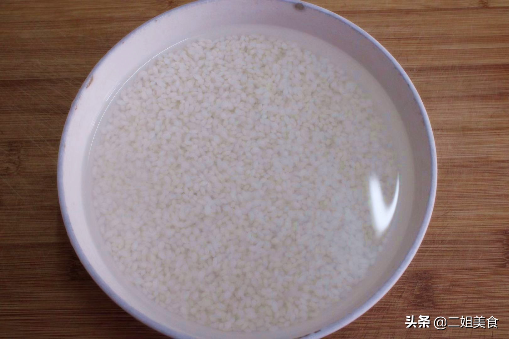 把糯米蒸熟再用油煎,把糯米上锅蒸一蒸