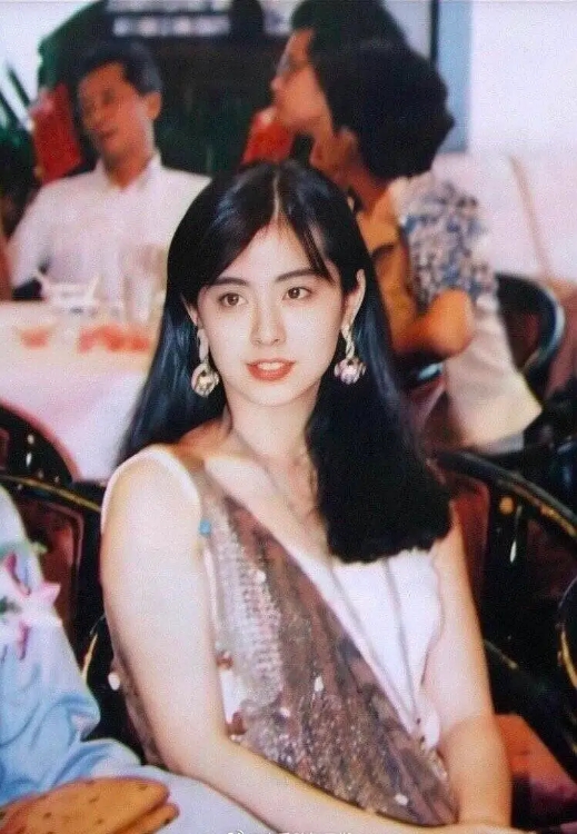 54岁王祖贤美图,亚洲第一长腿女星周慧敏