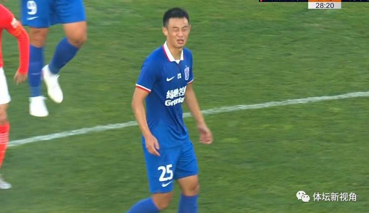 韦世豪手接皮球,上港国脚暴力飞铲