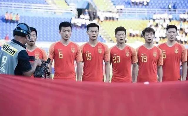 出局还被羞辱！主办方撤掉专用大巴引争议，球迷：还有脸不满？