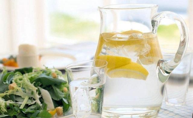 吃西餐时服务员倒的柠檬水 (吃西餐服务员倒的柠檬水是干嘛的)