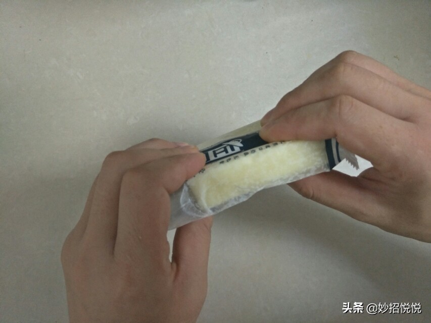 冰淇淋硬怎么变软,冰淇淋冻得太硬怎么办