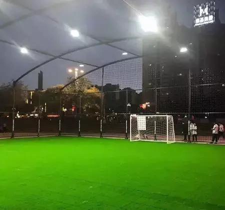 球场外警察,绿茵场上跳舞的安保人员