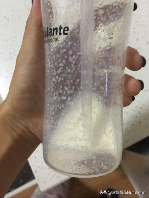 奶粉冲调好了有颗粒状什么原因,冲奶粉的时候老是有奶块该咋办