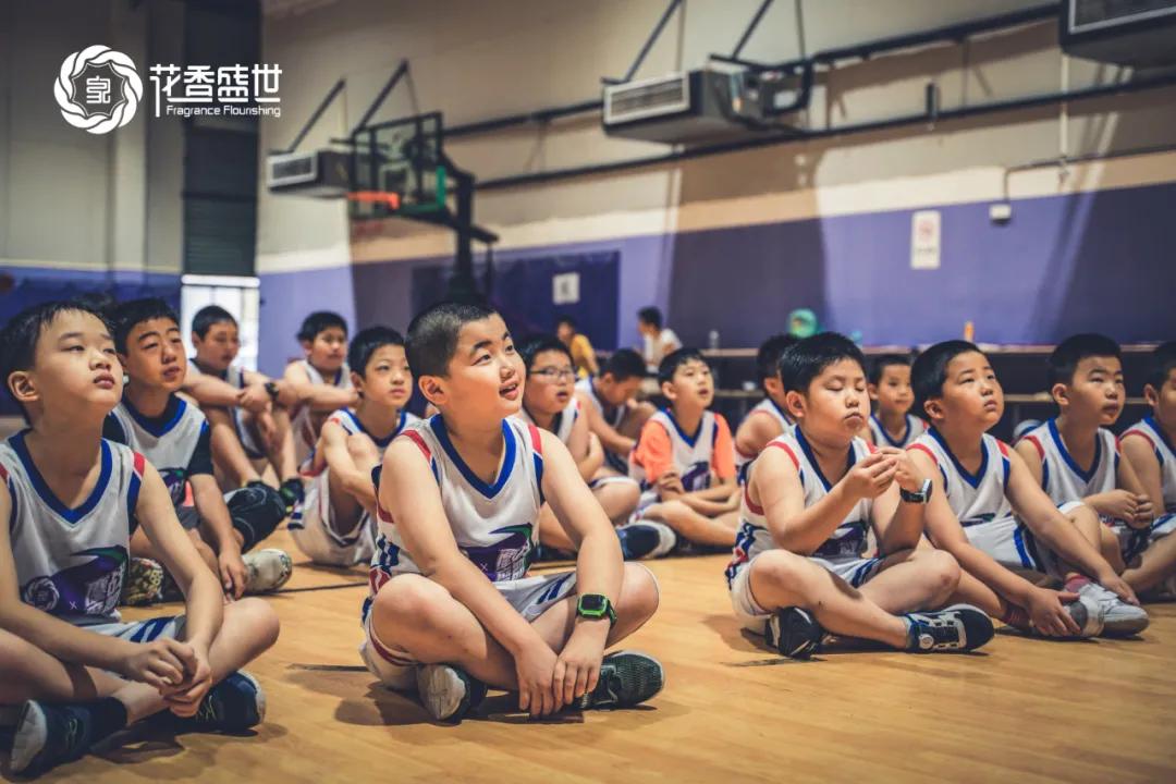 中国小篮球最新规则,小篮球讲解在篮球场上的正确姿势