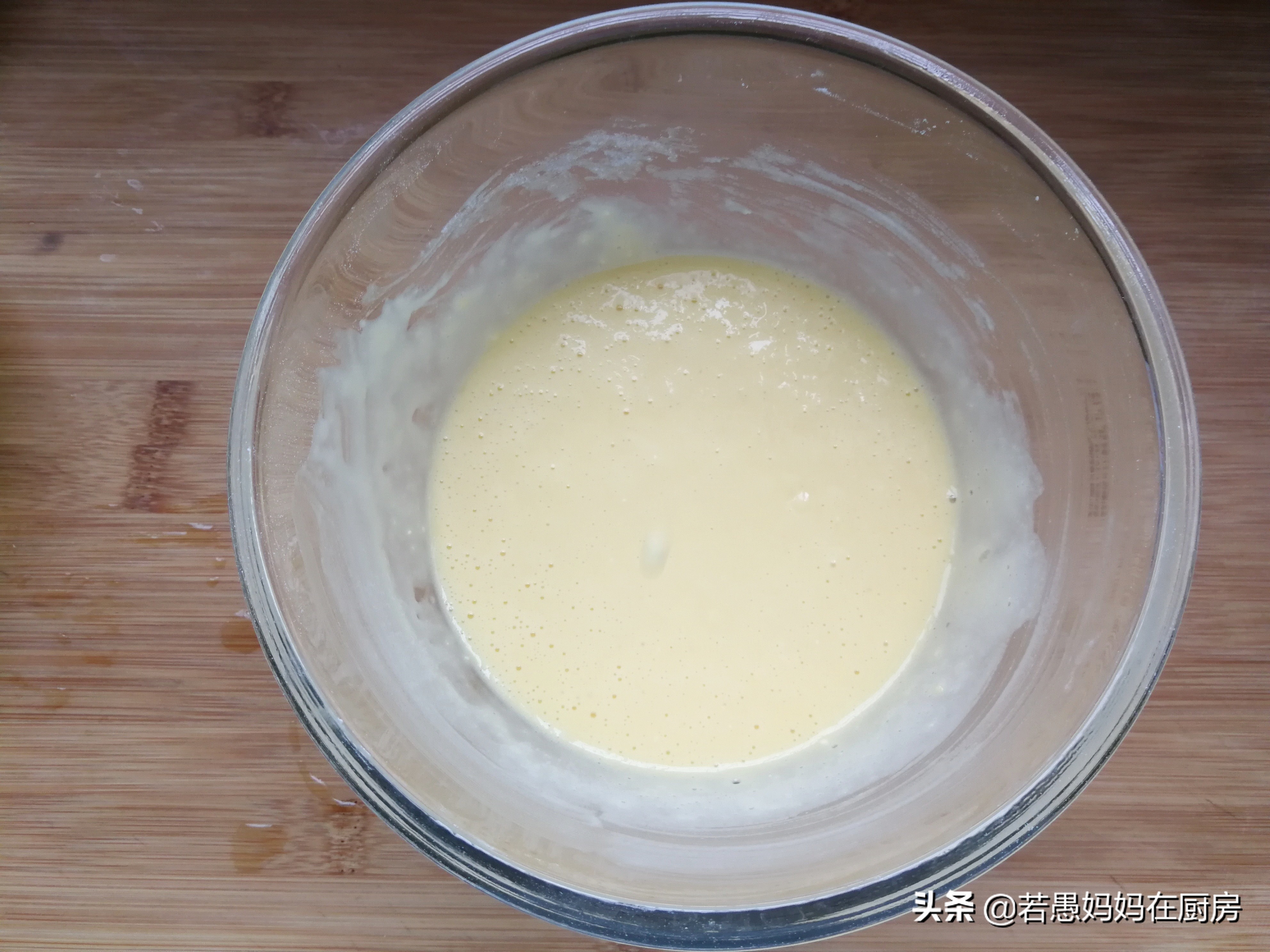 想吃蛋糕不用去买在家做,小四卷蛋糕卷不开裂做法