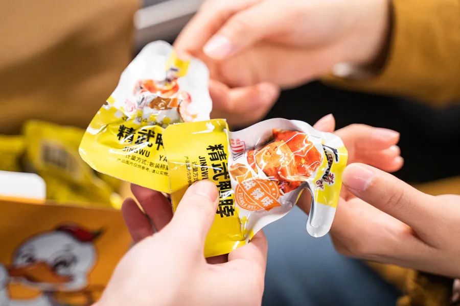 被薇娅直播间榨干零食预算后，写出了这篇测评报告（上）