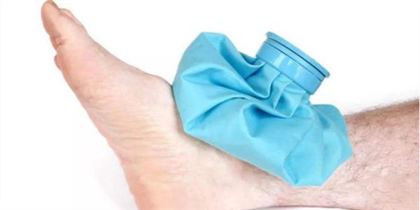 崴脚冰敷的正确做法,崴脚后怎么冰敷和热敷