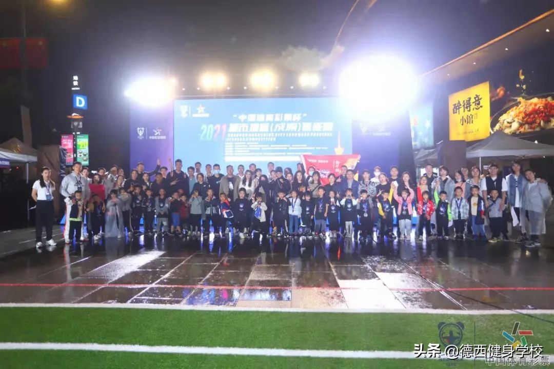 燃爆体能赛现场的，除了爆燃的体能咖，还有德西这支神秘的队伍