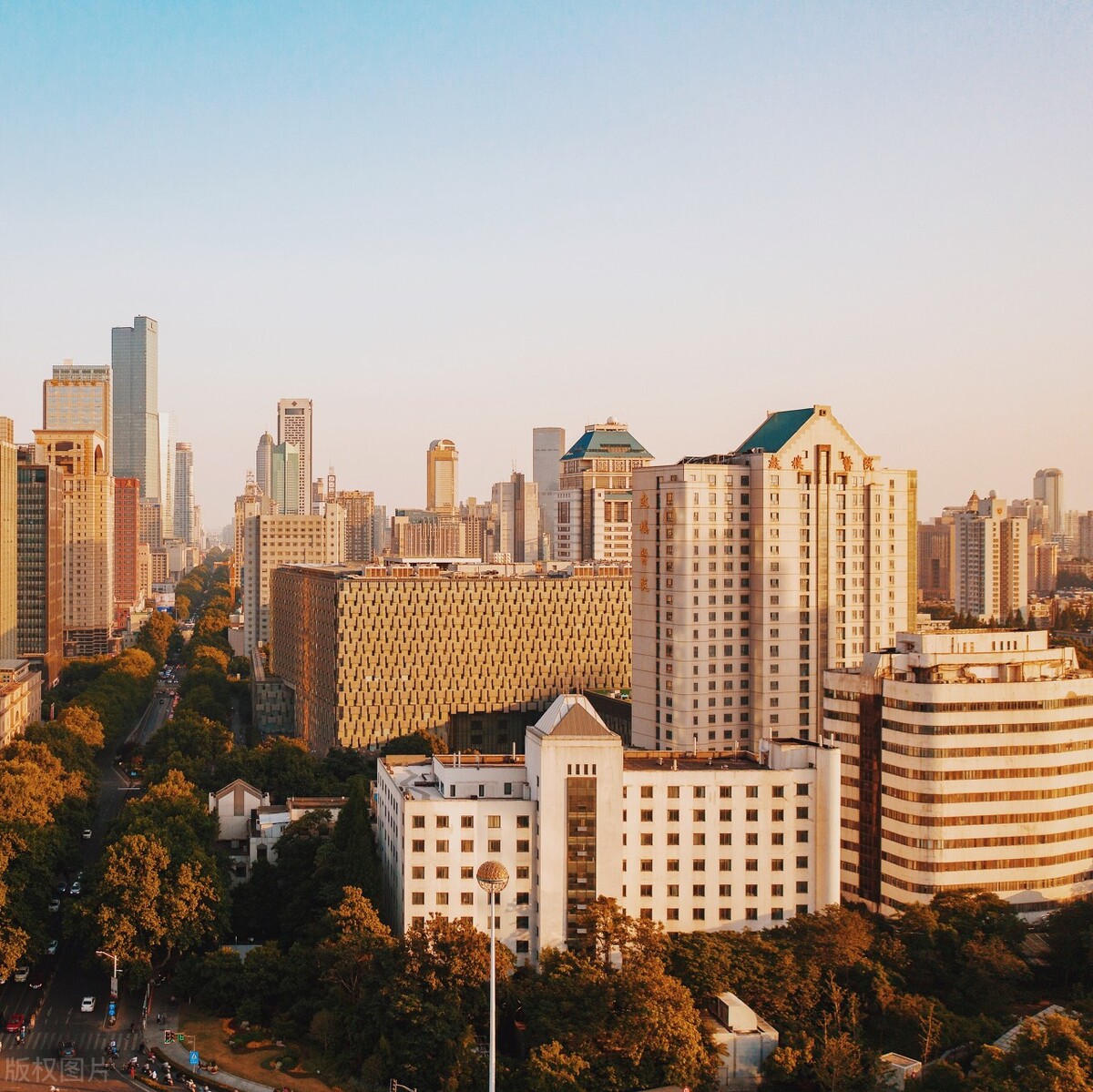 南京医科大医院和鼓楼医院哪个好,南京军区总医院各科专家