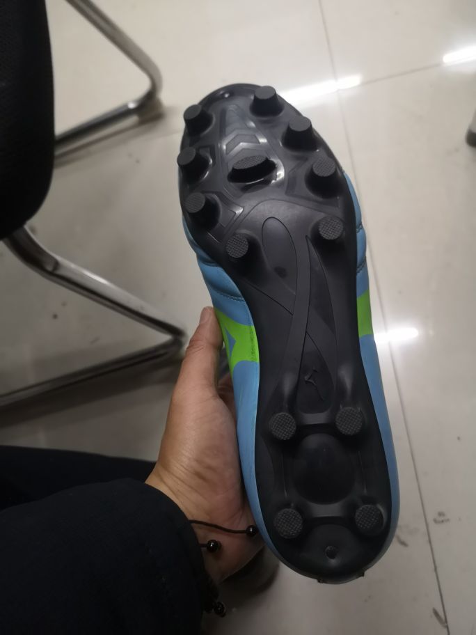 ag钉和tf钉哪个好踢,fg钉和ag足球鞋钉有什么区别