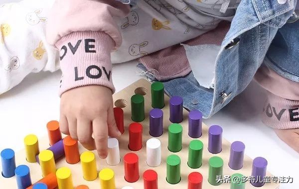 感统课的秘密：轨道球、上下转盘、插棍游戏，学龄期孩子必练！