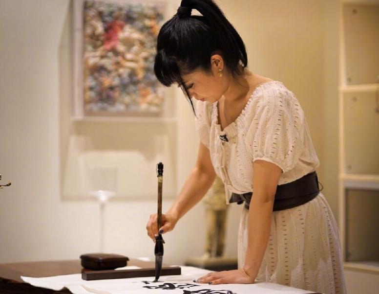 苍井空用中文发微博，网友却只关注她的身体，是谁不肯放过她？