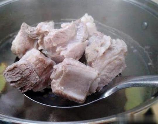 排骨焯水腥味重？处理“三步走”，保证鲜嫩无腥味，怎么做都好吃