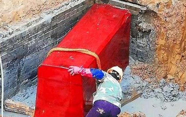 河南老农挖出一口棺材,农民建房挖出红棺视频