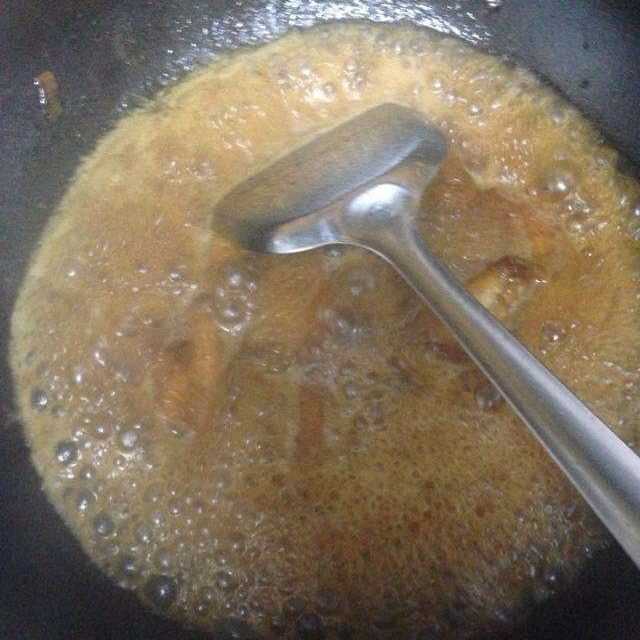 香辣红烧鸡翅,红烧鸡翅怎么做又嫩又好吃